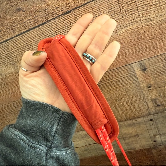 Lululemon Unisex Patch Logo Crossbody Bag 2.5L - Picture 5 of 12